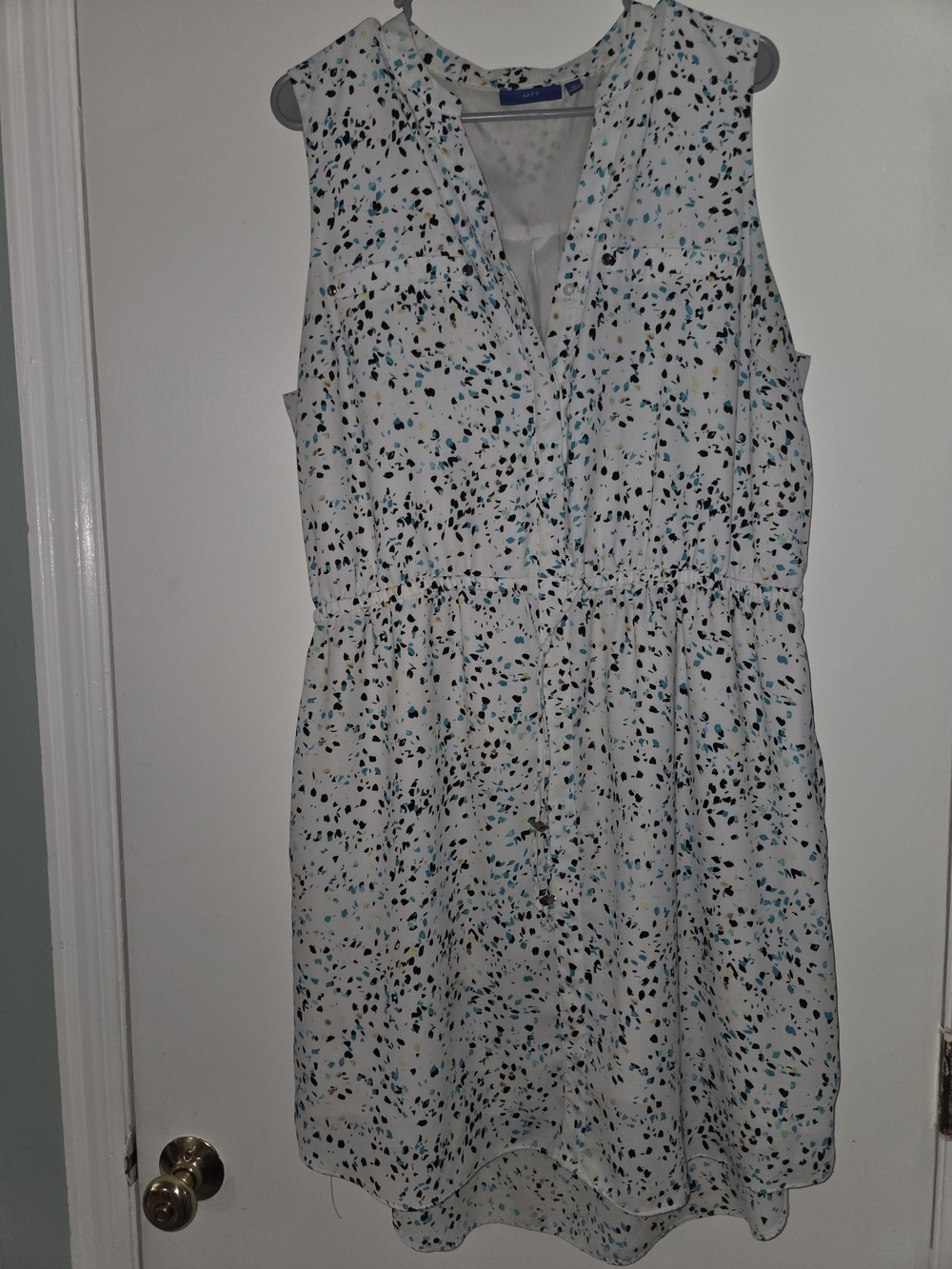 Apt. 9 White Dress with Black and Aqua Speckle Print. Pockets.